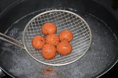 Photo of boilies cooling off in a colander