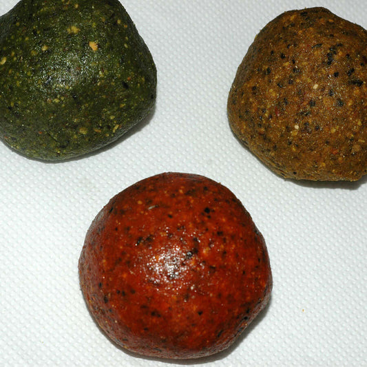 three different coloured boilies