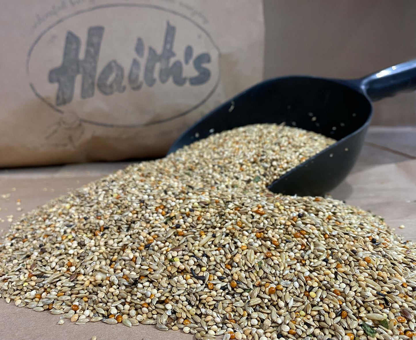 Chris Snell's blend uses only the finest quality ingredients, including red and white millet, naked oats, linseed and also Haith's Budgie Tonic.