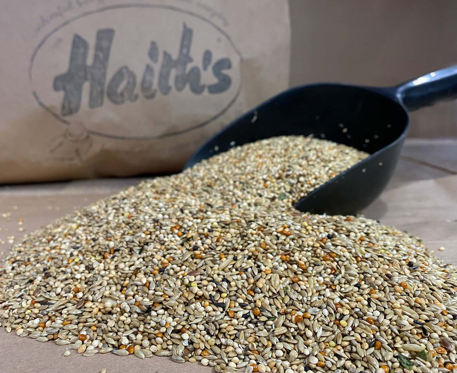 Chris Snell's blend uses only the finest quality ingredients, including red and white millet, naked oats, linseed and also Haith's Budgie Tonic.