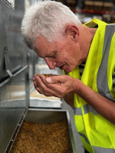 Budgie Tonic Seed™ - Trusted by Experts, Loved by Birds - Haith's UK Chris Snell budgie breeding world champion.