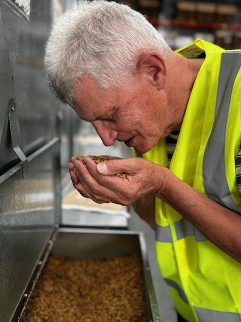 Budgie Tonic Seed™ - Trusted by Experts, Loved by Birds - Haith's UK Chris Snell budgie breeding world champion.