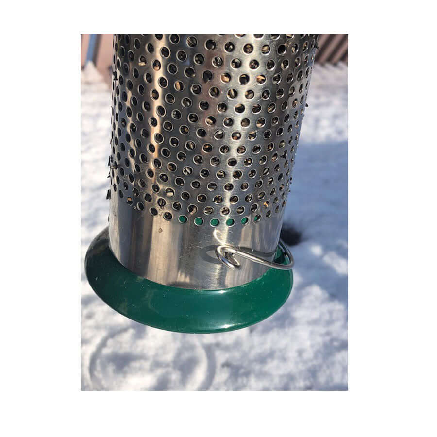 Metal stainless steel feeder with quick release clip for east cleaning.