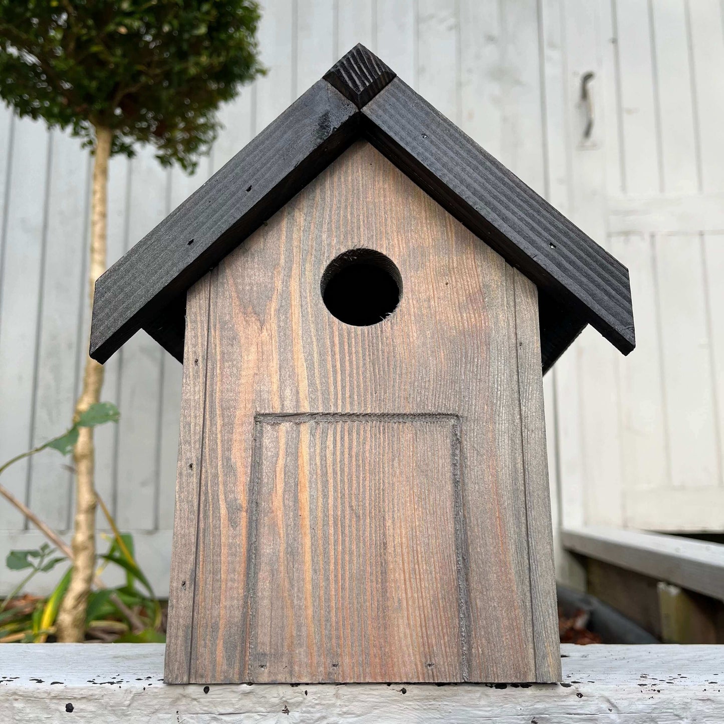 Garden bird nest box is suitable for Blue Tits, Great Tits, Coal Tits and Long-tailed Tits